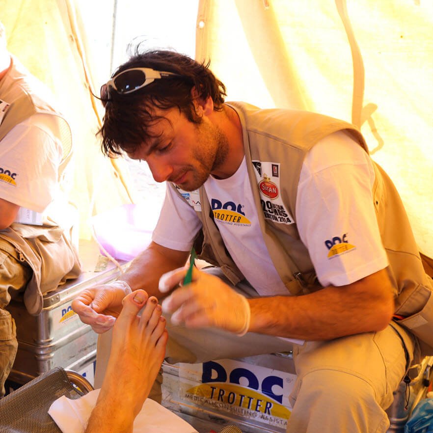 when should you pop a blister on your foot ultramarathon race support MDS big toe ©iancorless.comI IMG_1740